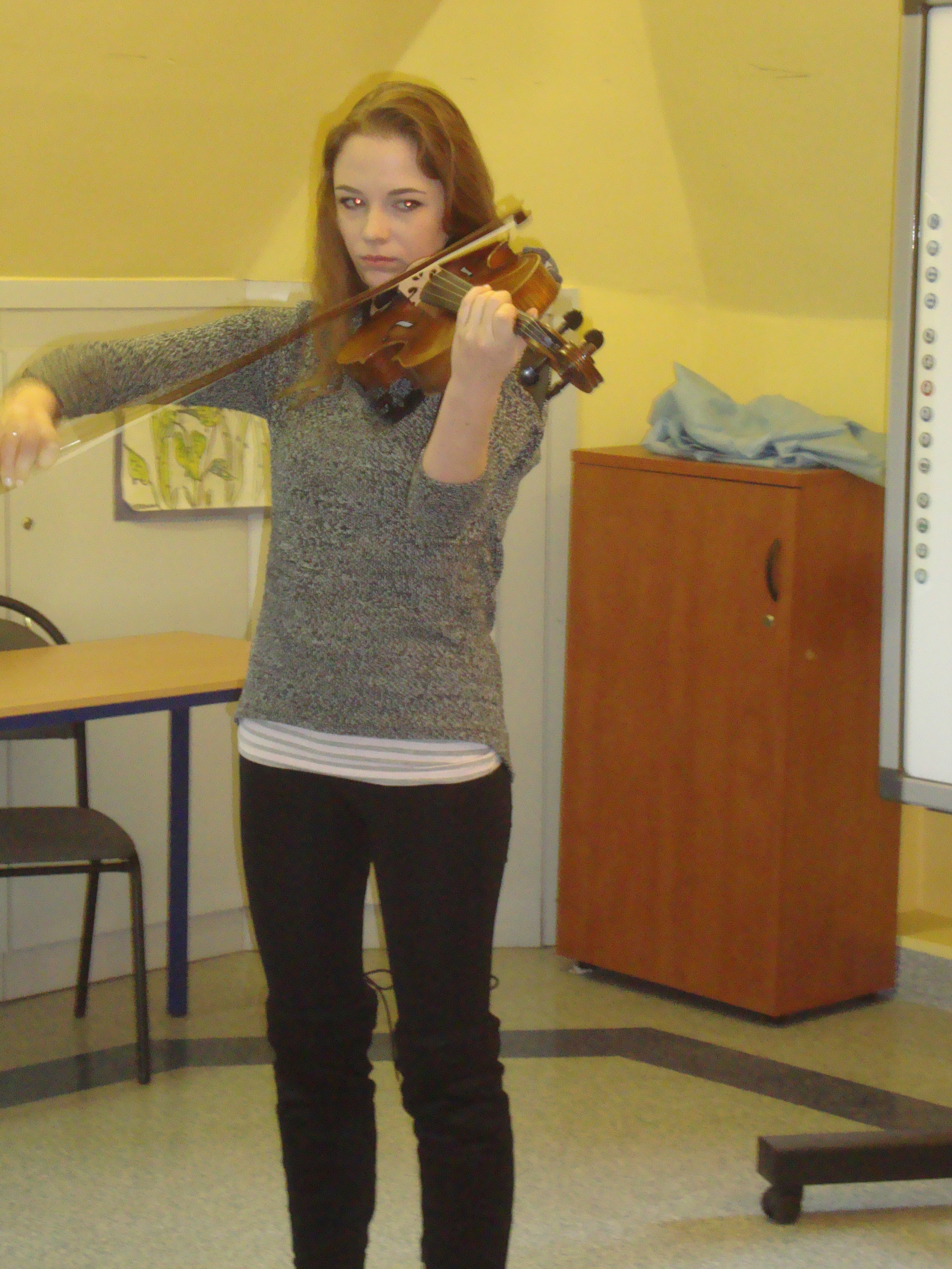 Młoda kobieta gra na skrzypcach