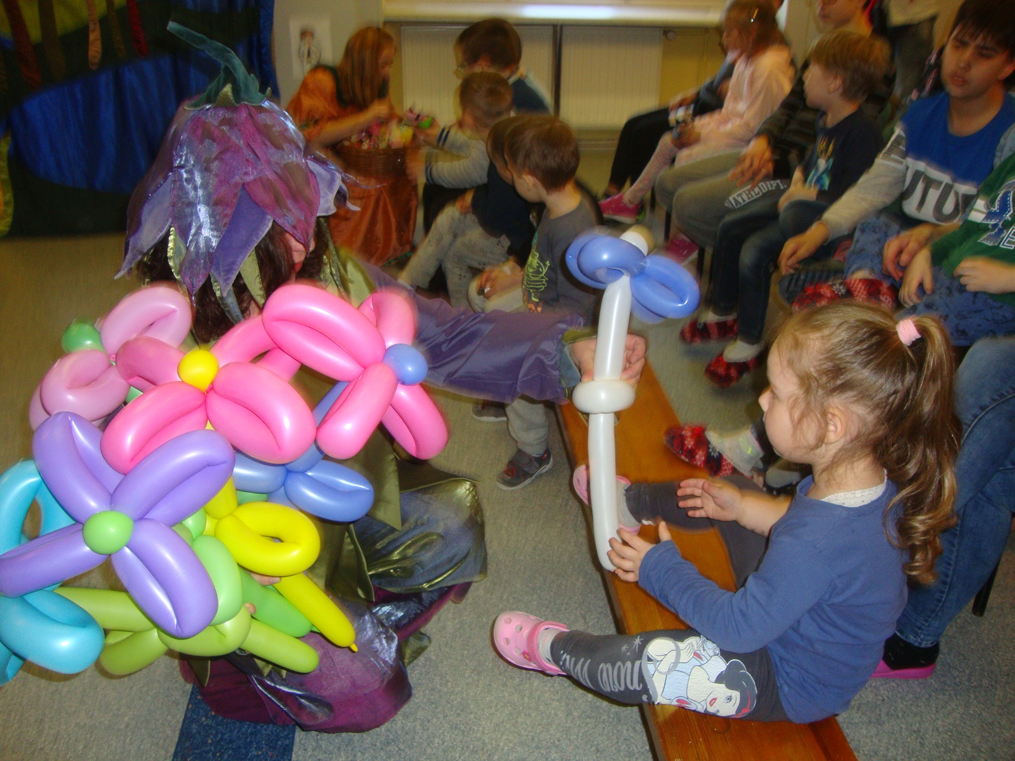 Dzieci robią zwierzątka z balonów