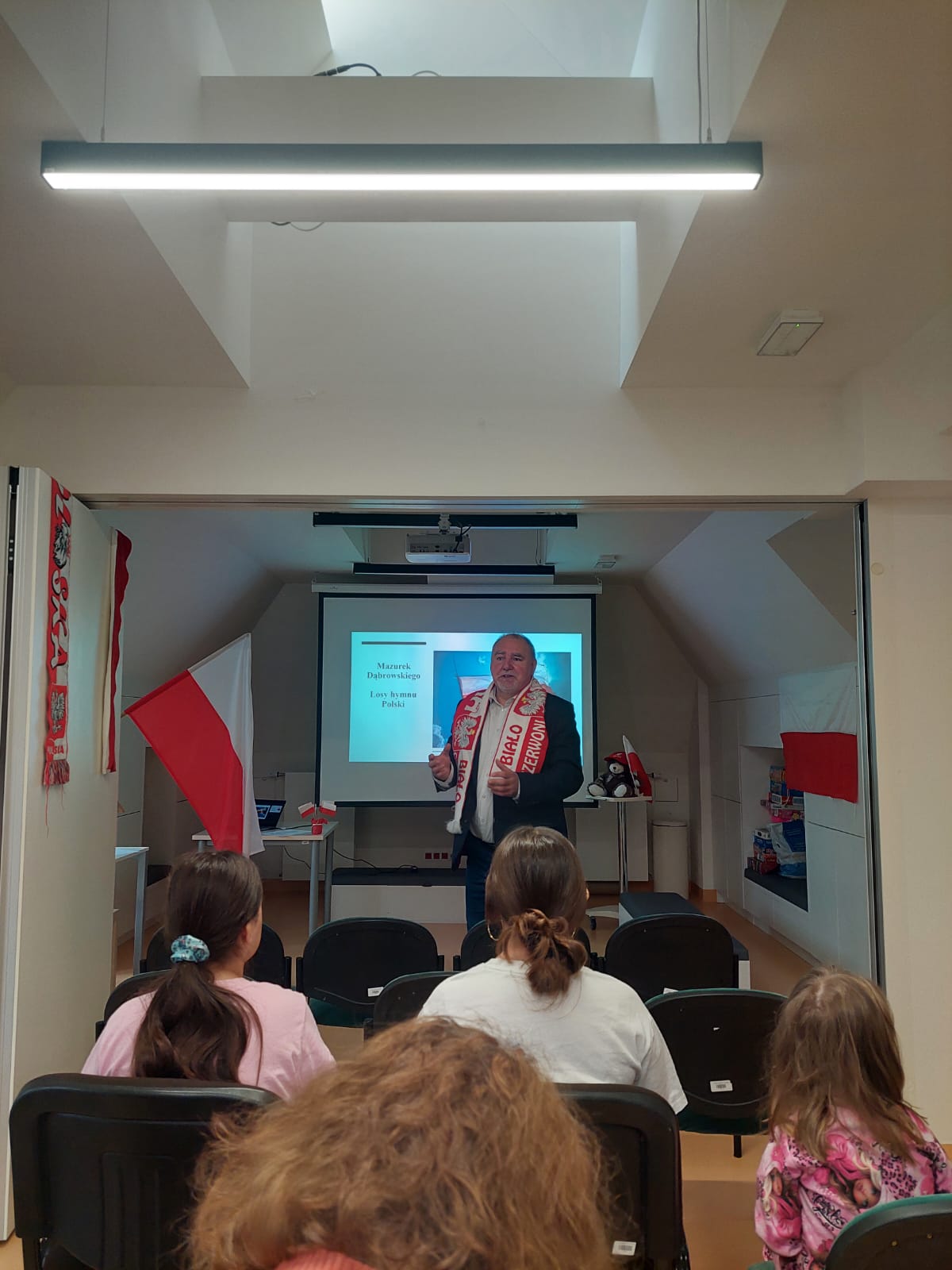 mężczyzna na tle rzutnika w sali img-20251107-wa0028.jpg