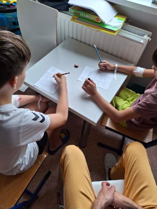 dzieci rozwiązują sudoku 3424357020900627869.jpg