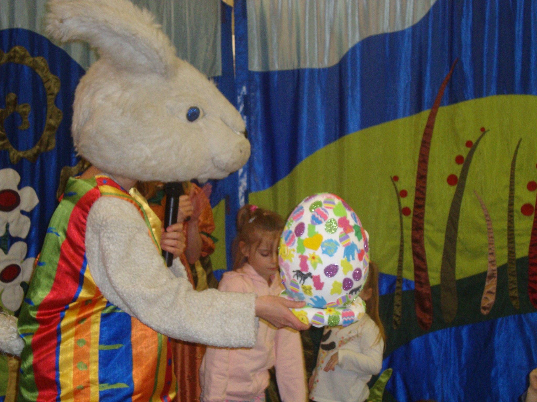 Przedstawienie Wielkanocne - duży zając z dużą pisanką