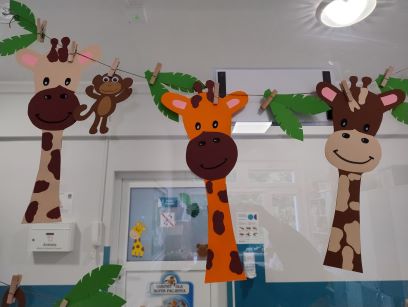 wycinanki żyrafy powieszone na drzwiach img_20240619_093547513_hdr.jpg