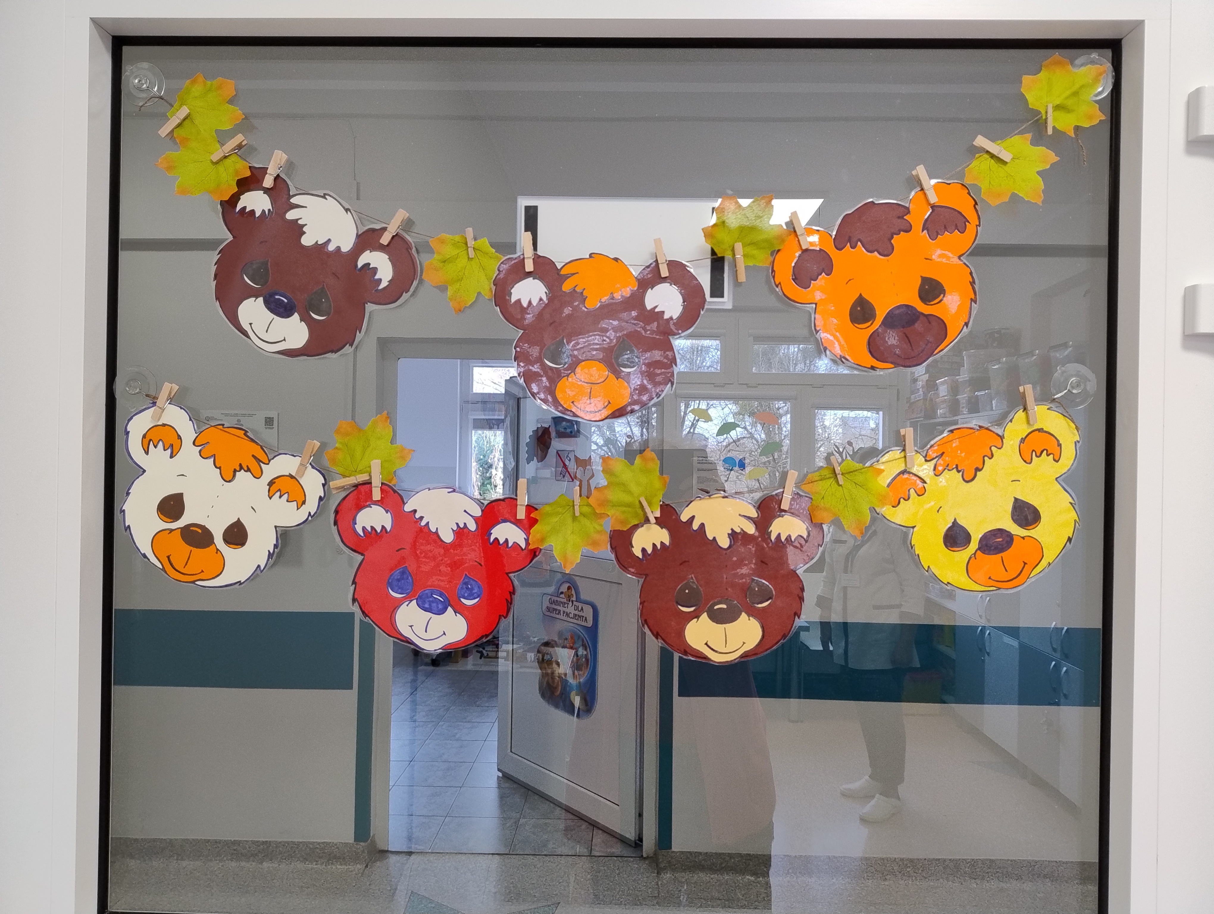 dekoracja drzwi - wycinanki misie img_20241125_103223768.jpg