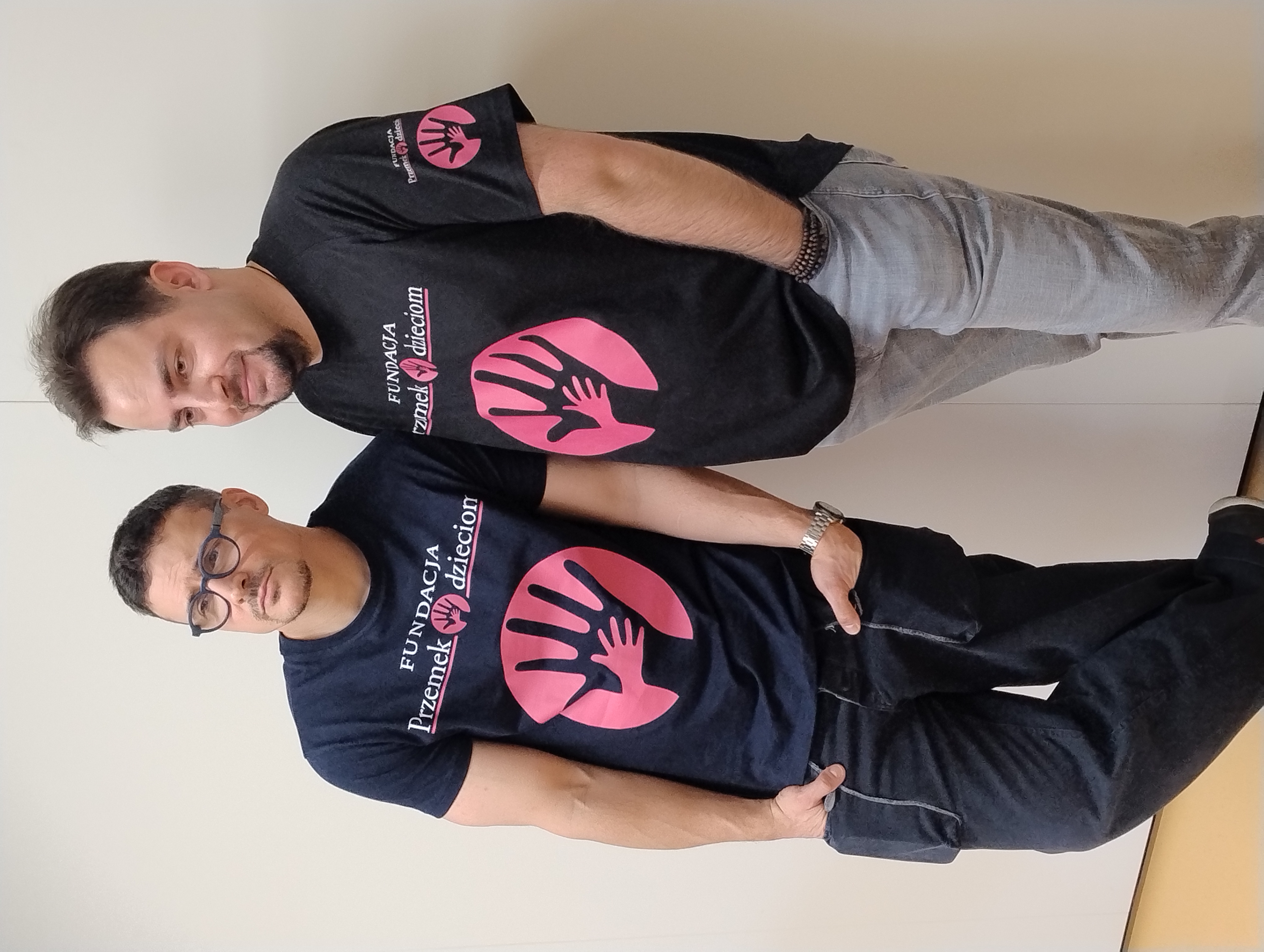 dwaj stojący mężczyźni img_20250116_151742206.jpg