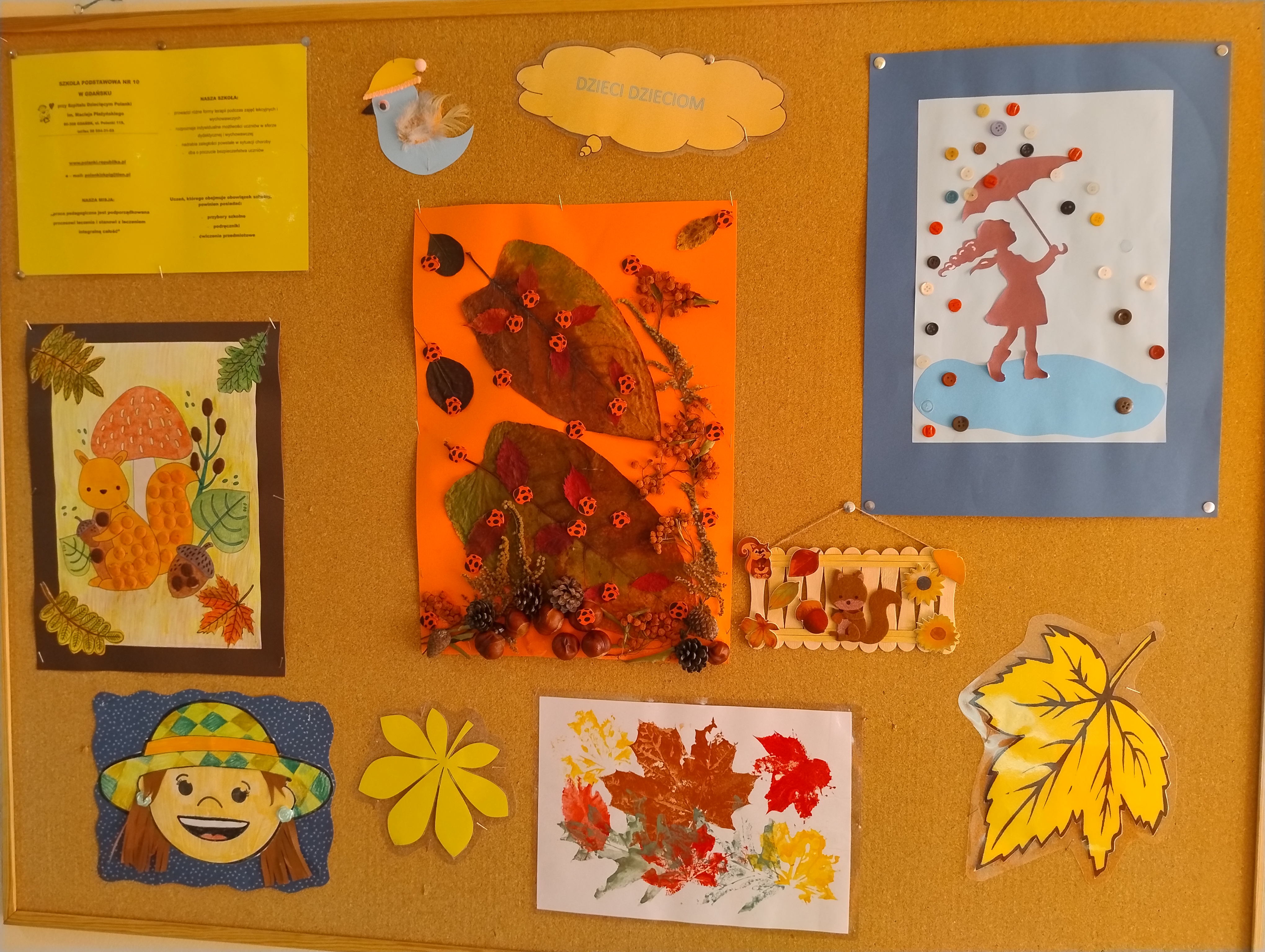 jesienne prace plastyczne na gazetce ściennej img_20251031_093308251.jpg