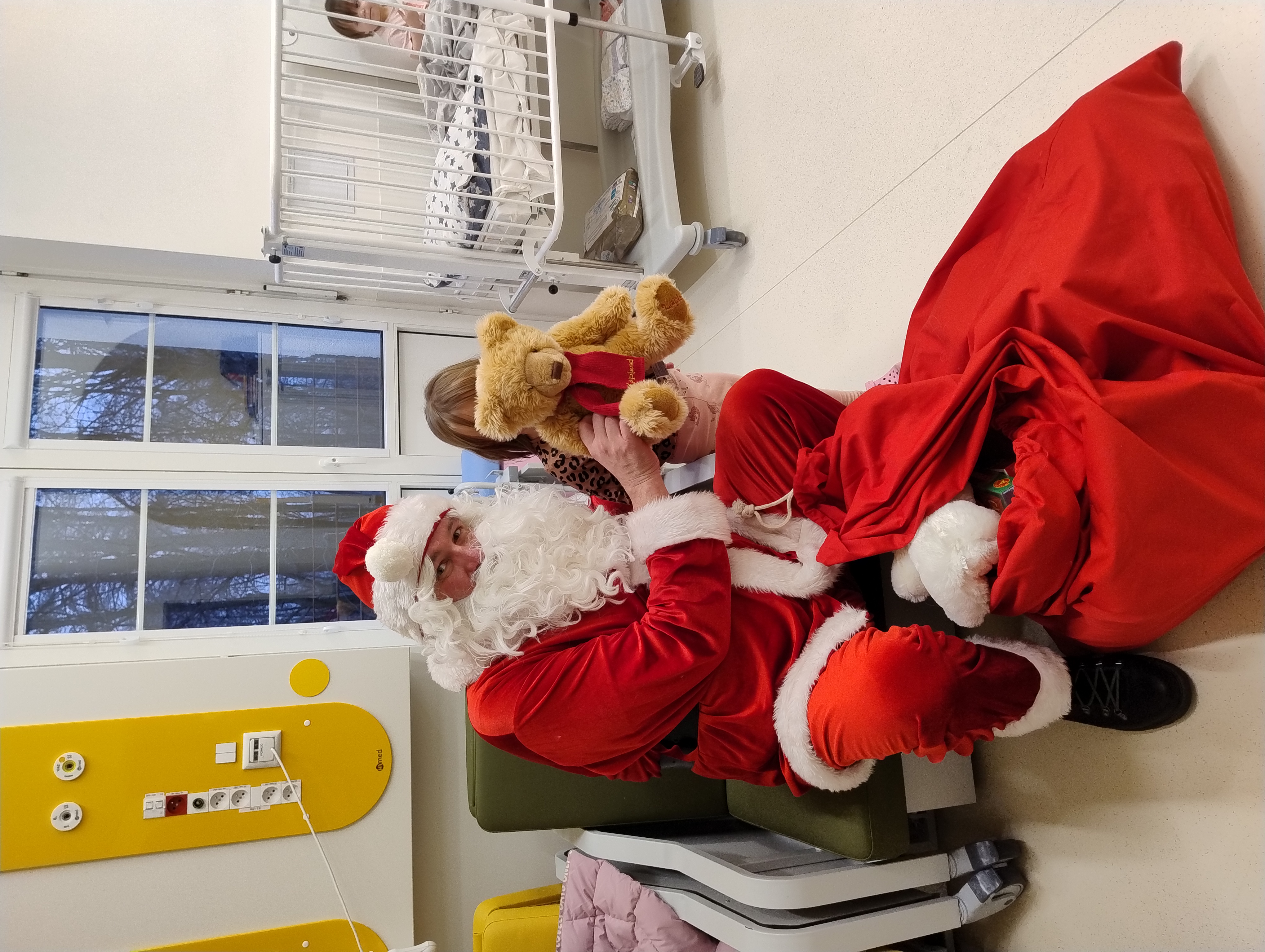 Mikołaj, dzieci z prezentami img_20251204_143741954.jpg